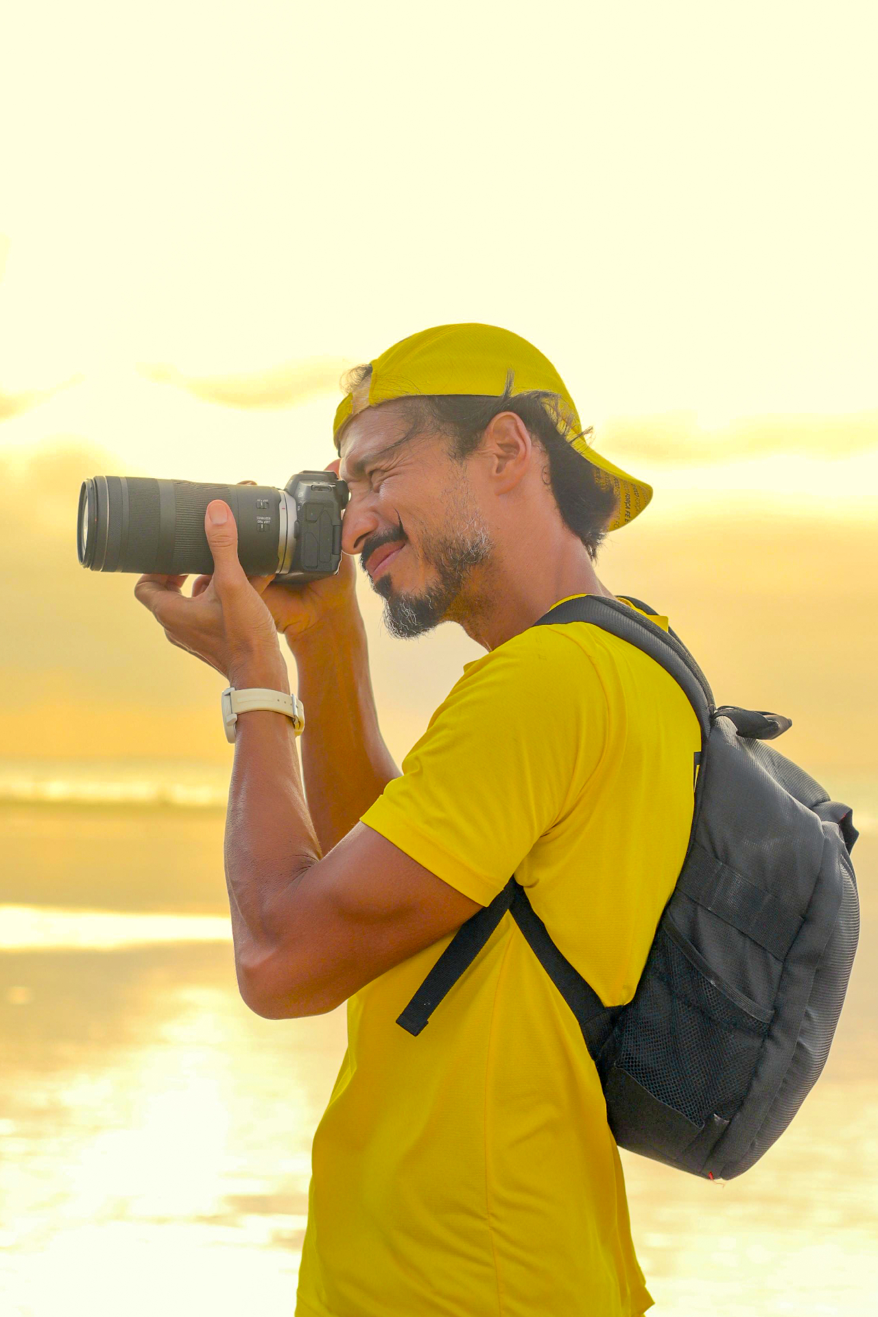 Fotógrafo esportivo capturando o momento perfeito ao pôr do sol